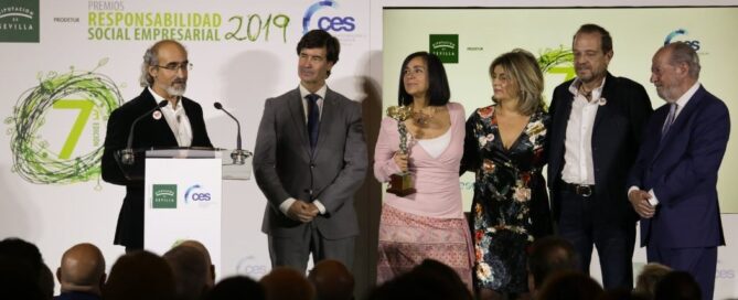 Antonio Gil recogiendo el premio a la Mejor iniciativa en RSE