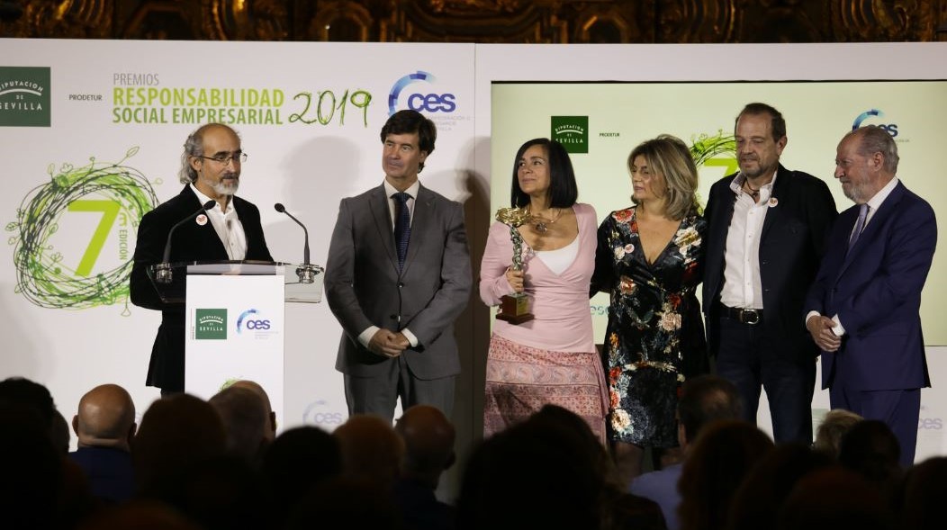 Antonio Gil recogiendo el premio a la Mejor iniciativa en RSE
