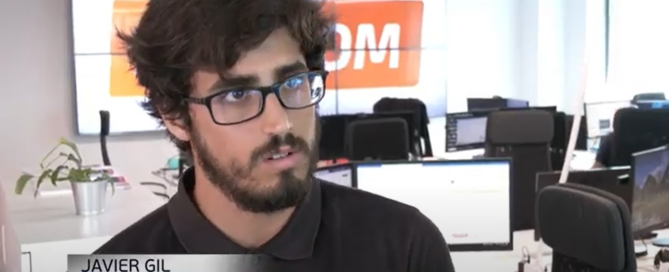 Javier Gil con informativos Telecinco hablando sobre suplantación de identidad, phising y sus consecuencias